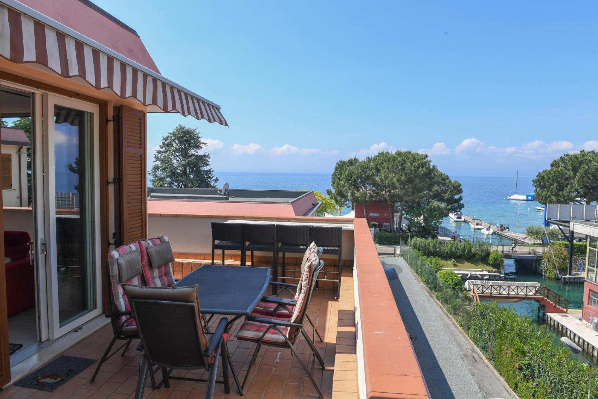 Apartamento Favola Bella The Panoramic Penthouse Bardolino Exterior foto